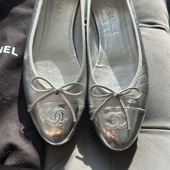 CHANEL CLASSIC BALLERINA FLAT WITH HOLOGRAPHIC TOE. WORN ~ 4X. WITH DUST BAGS - Picture 3 of 15